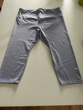 Nike pale lavender Cropped women’s Athletic Leggings